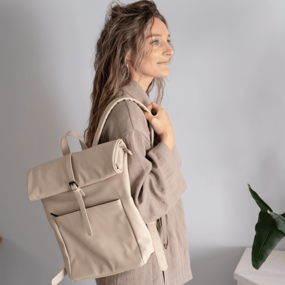 dames-laptop-rugzak-531ipa.png Laptoptas dames – beige vegan leer rugtas van Monk & Anna – The Perfect Desk - Afbeelding 1